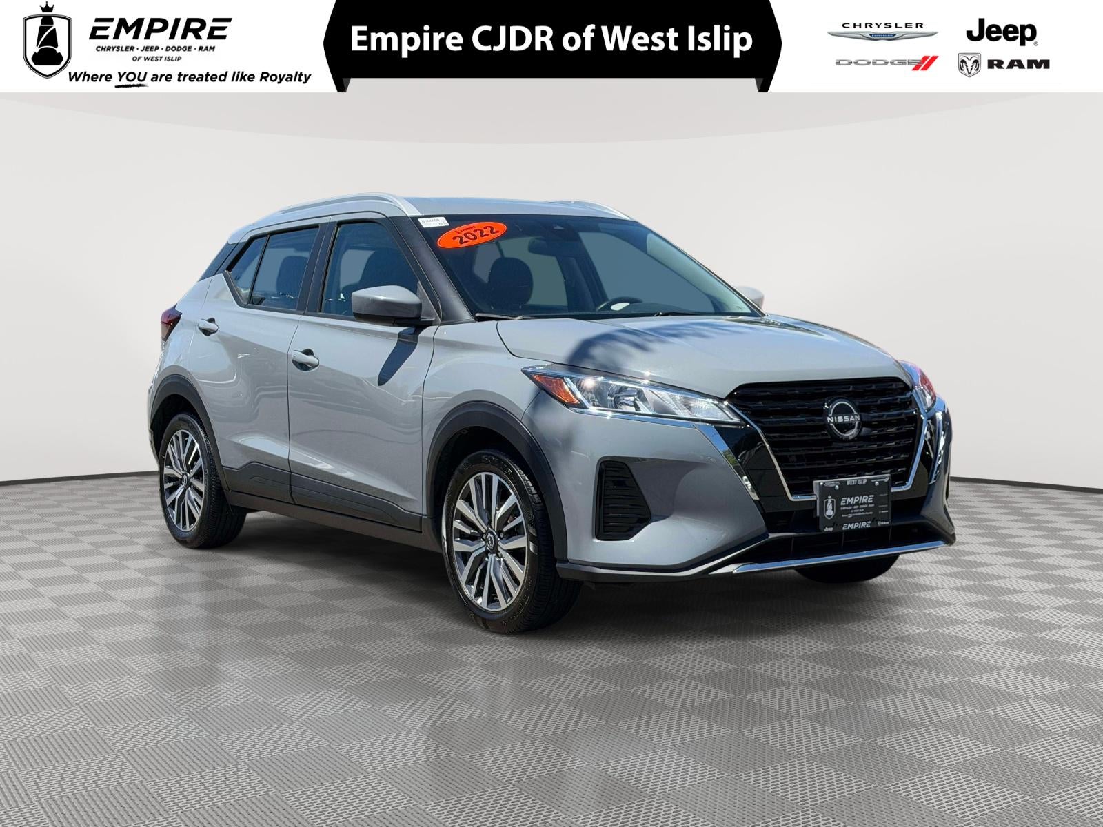 2022 Nissan Kicks SV Xtronic CVT in Boulder Gray Pearl — front three-quarter view