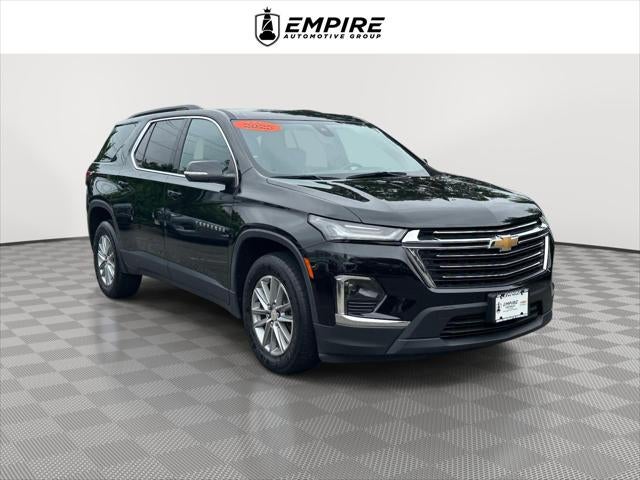 2023 Chevrolet Traverse LT Cloth in Mosaic Black Metallic — front three-quarter view