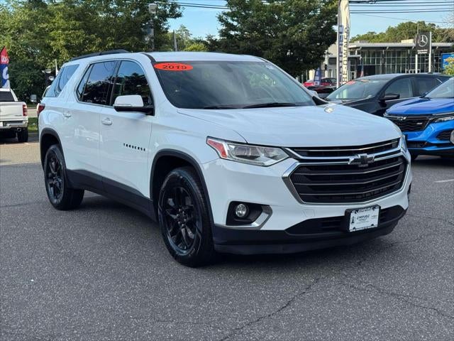 2019 Chevrolet Traverse LT Cloth in Summit White — front three-quarter view